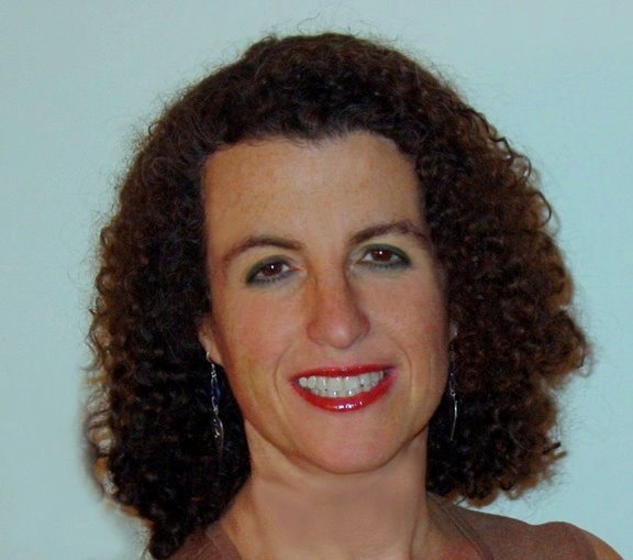 a photograph of Lisa Aronson Fontes, PhD